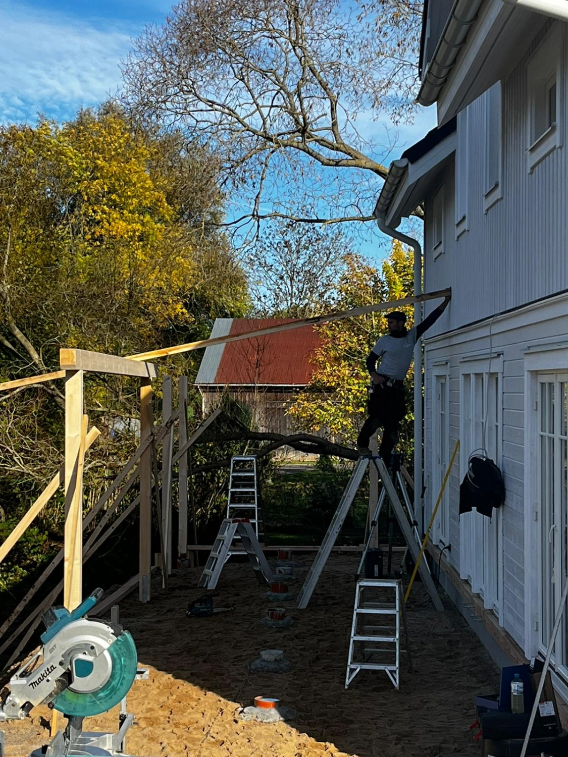 Eggelmann-Bau, Arbeiter auf der Rückseite des Hauses bei der Arbeit am Bauprojekt